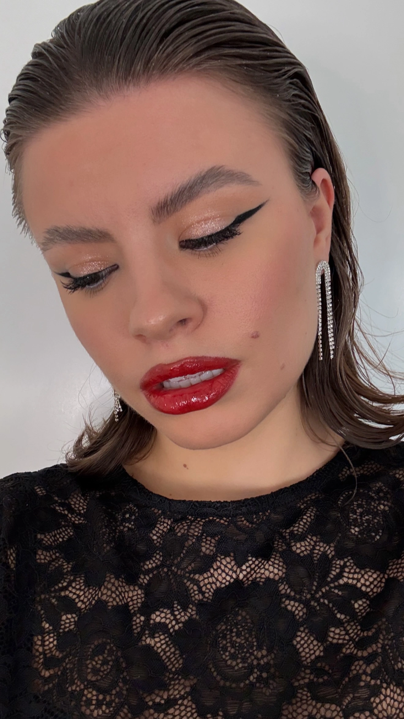 Simona Maftey: eyeliner luminoso e labbra rosse